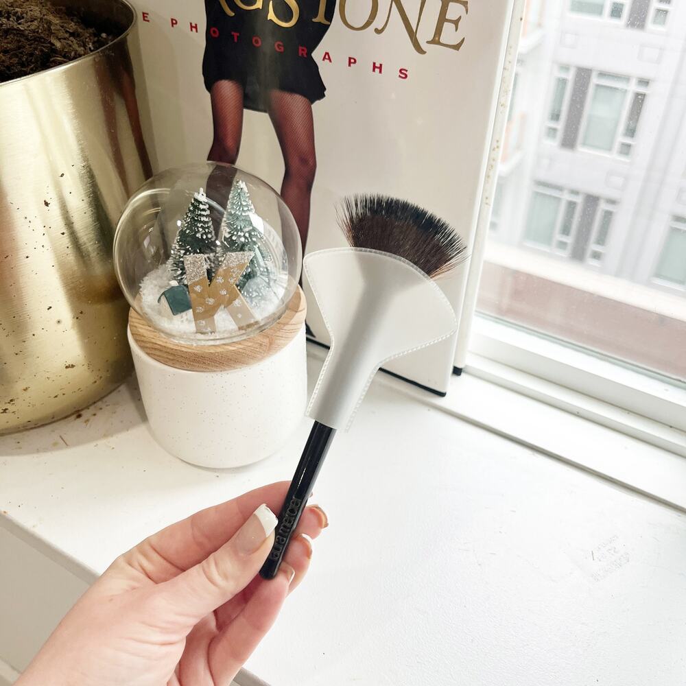 NEW Laura Mercier Fan Powder Brush